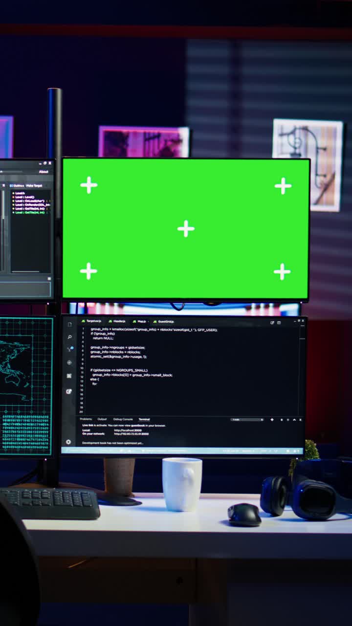 Video verticale: criminale informatico che carica una USB contenente informazioni rubate in un PC con green screen