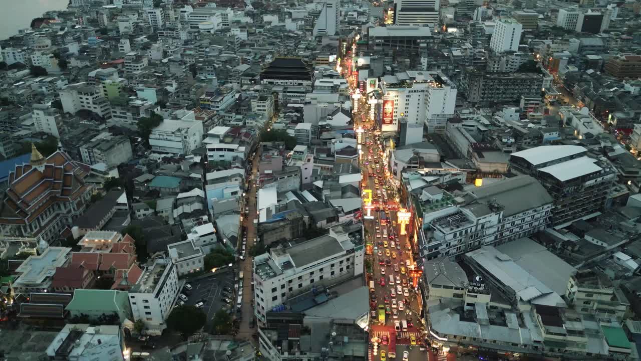 방의 주요 거리인 yaowarat road의 항공편은 밤에 네온 표지판으로 조명되어 드론이 위로 날아갑니다.