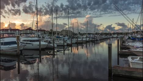 Zeitraffer-Des-Sonnenaufgangs-An-Einem-Yachthafen-Mit-Booten-Und-Wolken