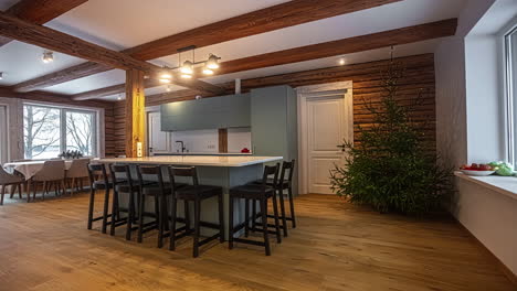 vista panorámica de la sala de estar y la cocina de una casa moderna y elegante con árbol de navidad y paisaje nevado afuera