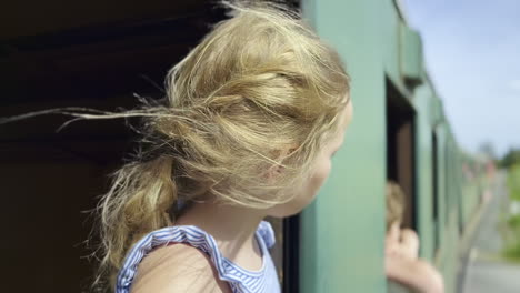 Mädchen-Mit-Wallendem-Haar-Im-Fenster-Eines-Fahrenden-Zuges