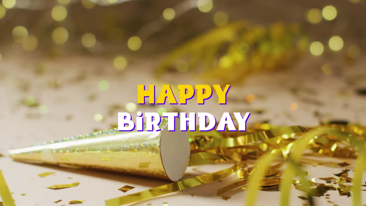animación del texto de feliz cumpleaños sobre sombreros de fiesta en el fondo