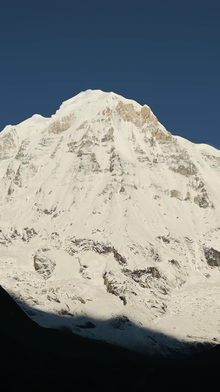 네팔의 수직 눈 인 산과 은 파란 하늘, 소셜 미디어 인스타그램 릴과 틱의 수직 동영상 눈이 쌓인 겨울 히말라야 산 풍경 네팔의 눈으로 인 풍경