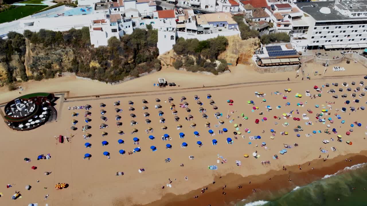 Drohnenaufnahme des Strandes an der Algarve.
