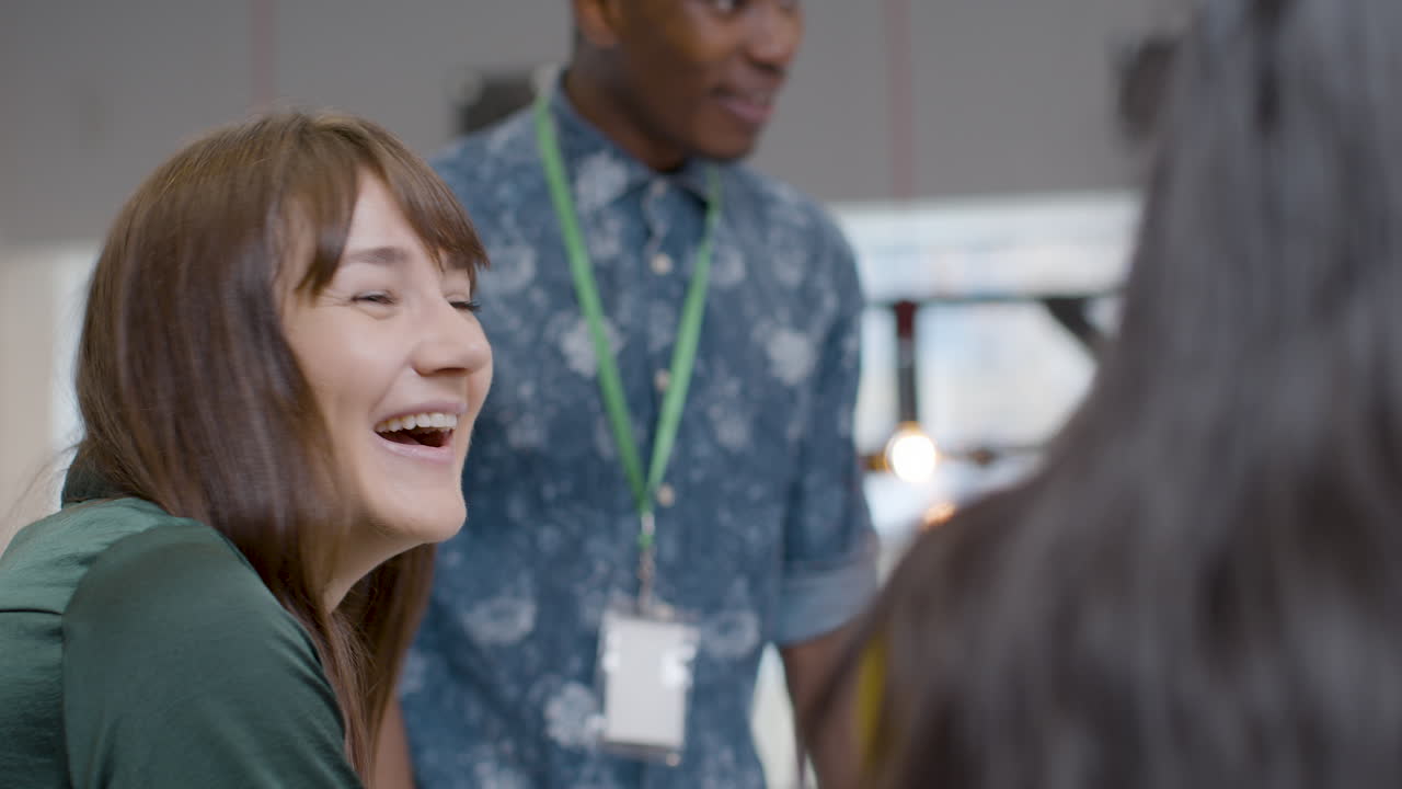 mujer sonríe y se ríe durante la reunión
