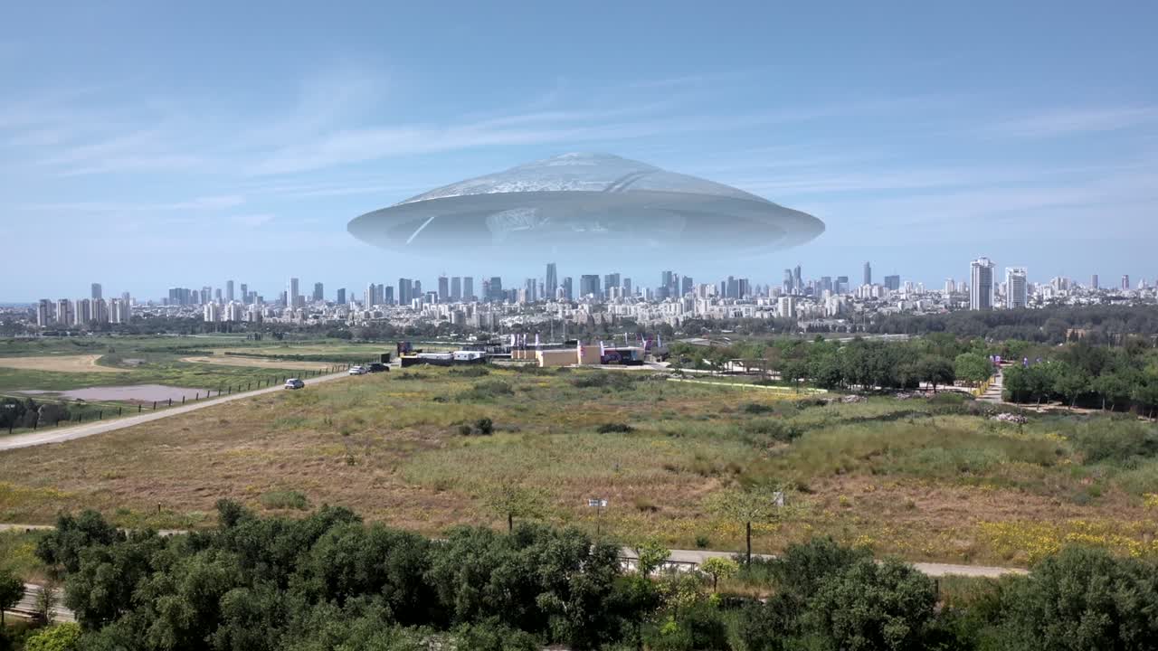 거대한 도시 위를 날아다니는 거대한 ufo 비행 접시
