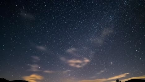 cielo nocturno estrellado con nubes