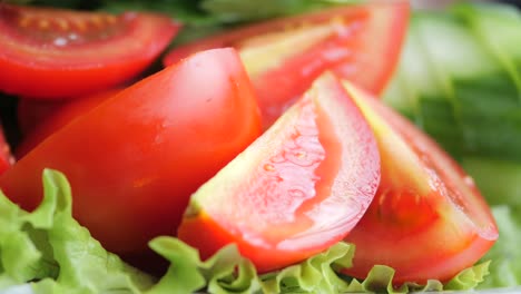 tomate en rodajas y ensalada de lechuga