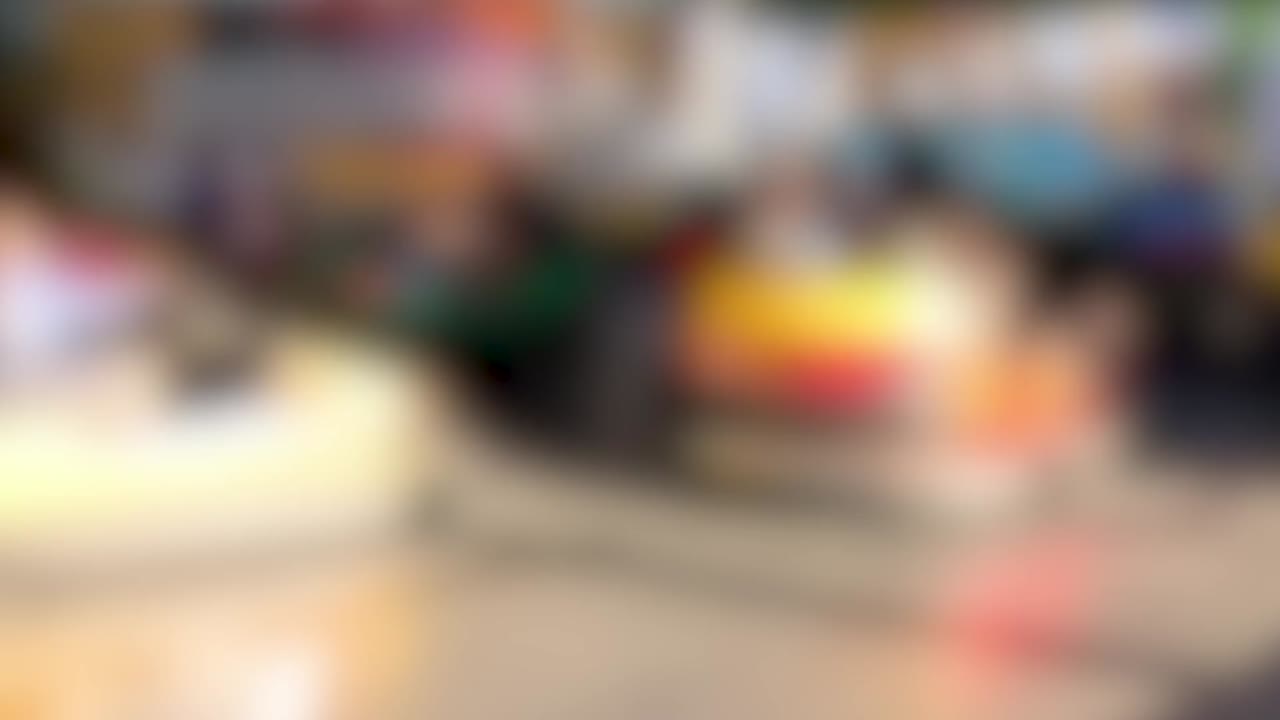 Vista fuori fuoco di autoscontri vivaci che si muovono sul pavimento di un luna park