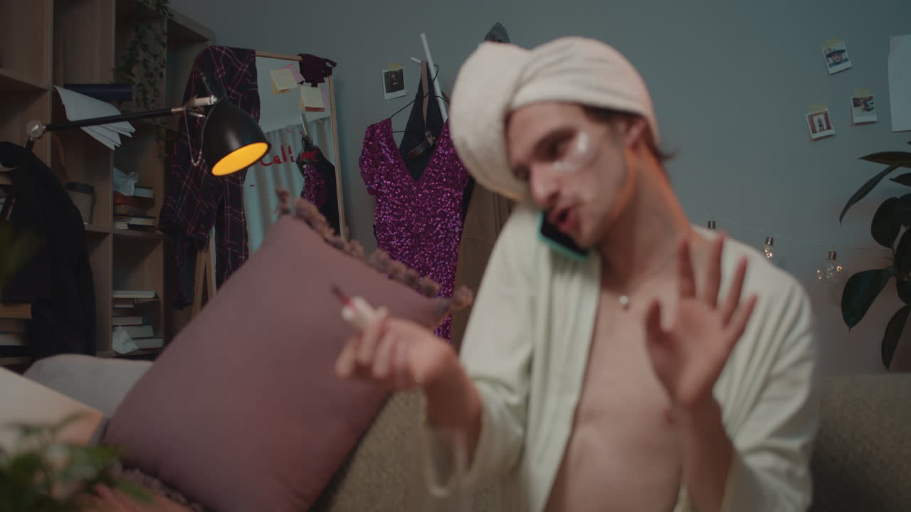 집에서 전화로 얘기하는 남자