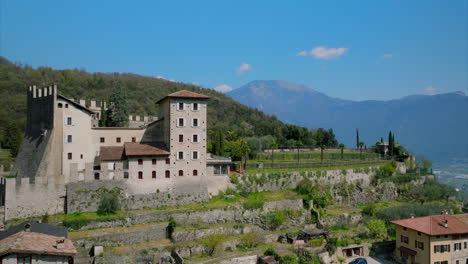 pintoresco castillo en una montaña verde en tenno trentino alto adige ciudad de lombardia