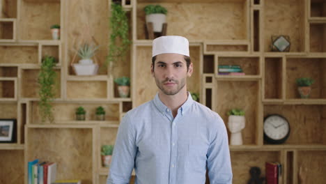 Retrato-Serio-De-Un-Joven-Y-Atractivo-Hombre-De-Negocios-Musulmán-Que-Parece-Pensativo