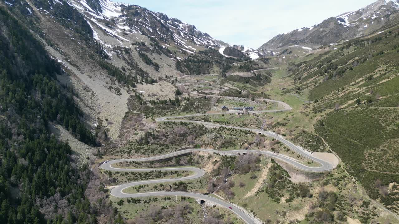 paso de montaña con curvas en los pirineos españoles, cataluña, españa - círculo aéreo de 4k