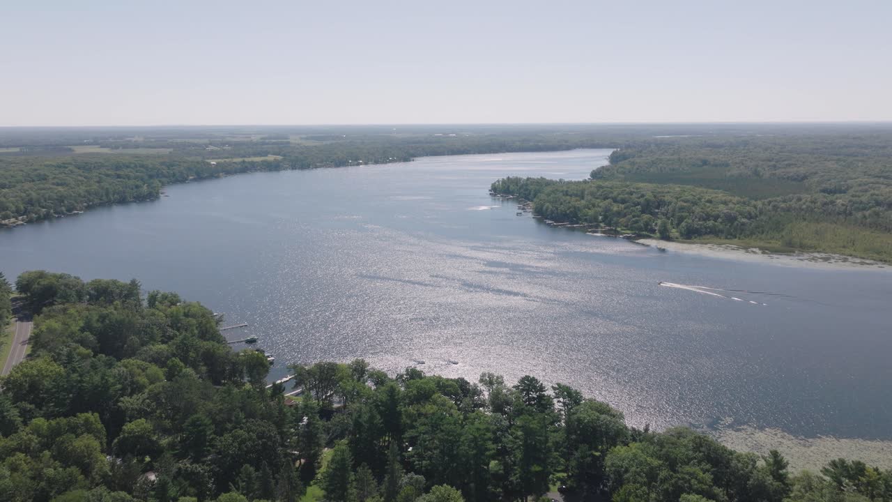 потрясающий вид с воздуха на озеро half moon, штат висконсин, с мерцающими водами.