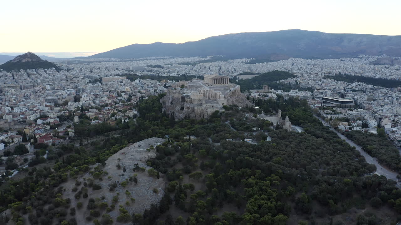 toma aérea de drones volando hacia la acrópolis, la antigua ciudad de atenas, desde arriba en la luz de la mañana del oído, amanecer, grecia