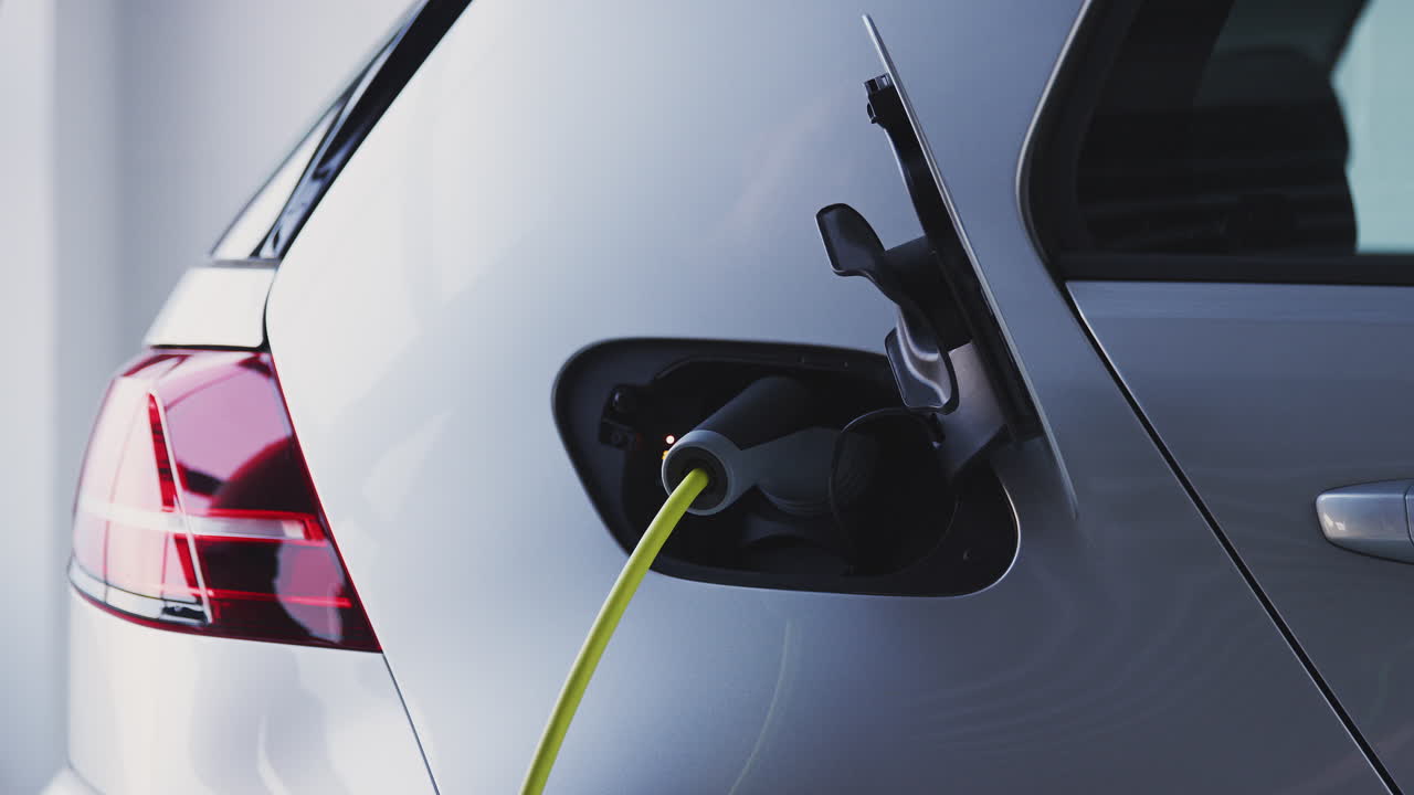 подключение кабеля питания к экологически чистому электромобилю с нулевым выбросом