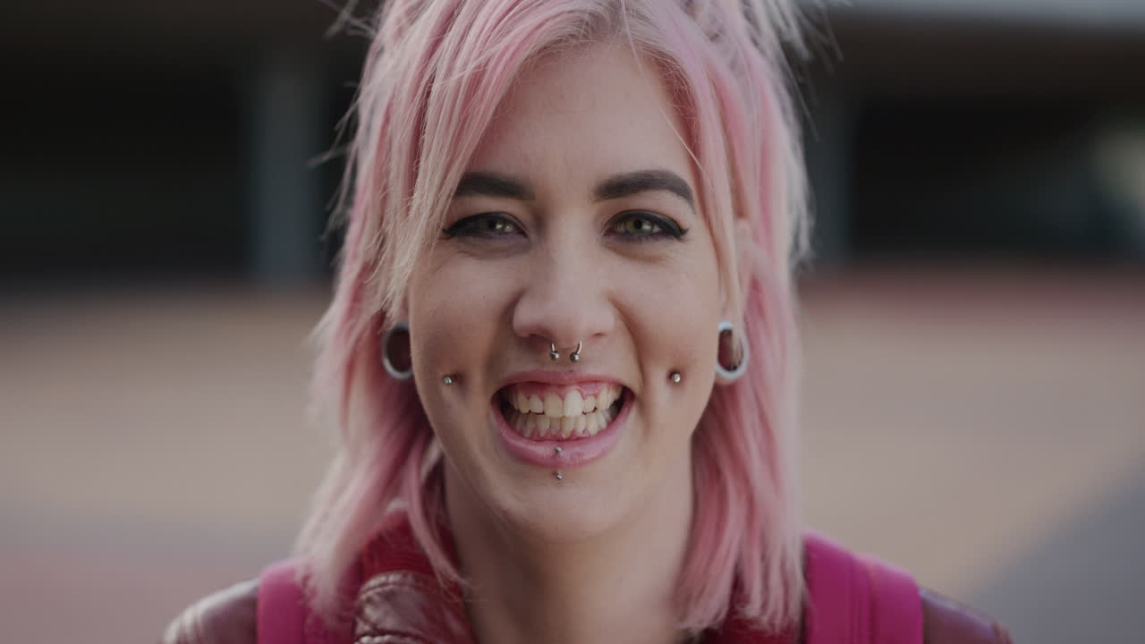 retrato en primer plano de una joven punk riendo una mujer feliz disfrutando del cabello rosa estilo de moda individualidad femenina independiente cámara lenta