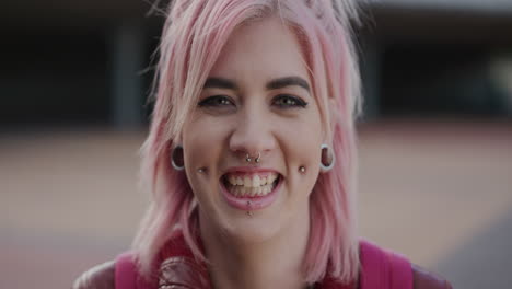 Cerrar-Retrato-Joven-Punk-Chica-Riendo-Mujer-Feliz-Disfrutando-De-Cabello-Rosa-Estilo-De-Moda-Individualidad-Femenina-Independiente-Cámara-Lenta