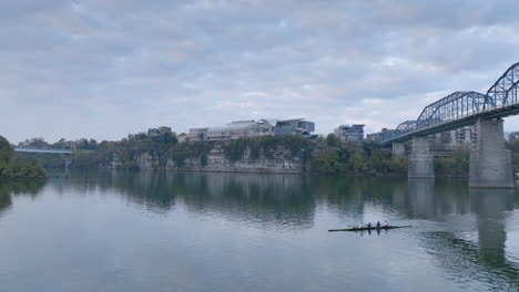 Imágenes-Aéreas-Que-Van-Hacia-Atrás-Del-Museo-Del-Cazador-Que-Revelan-Botes-De-Remos-En-El-Río-Tennessee-En-Chattanooga-Tennessee-En-Un-Día-Nublado