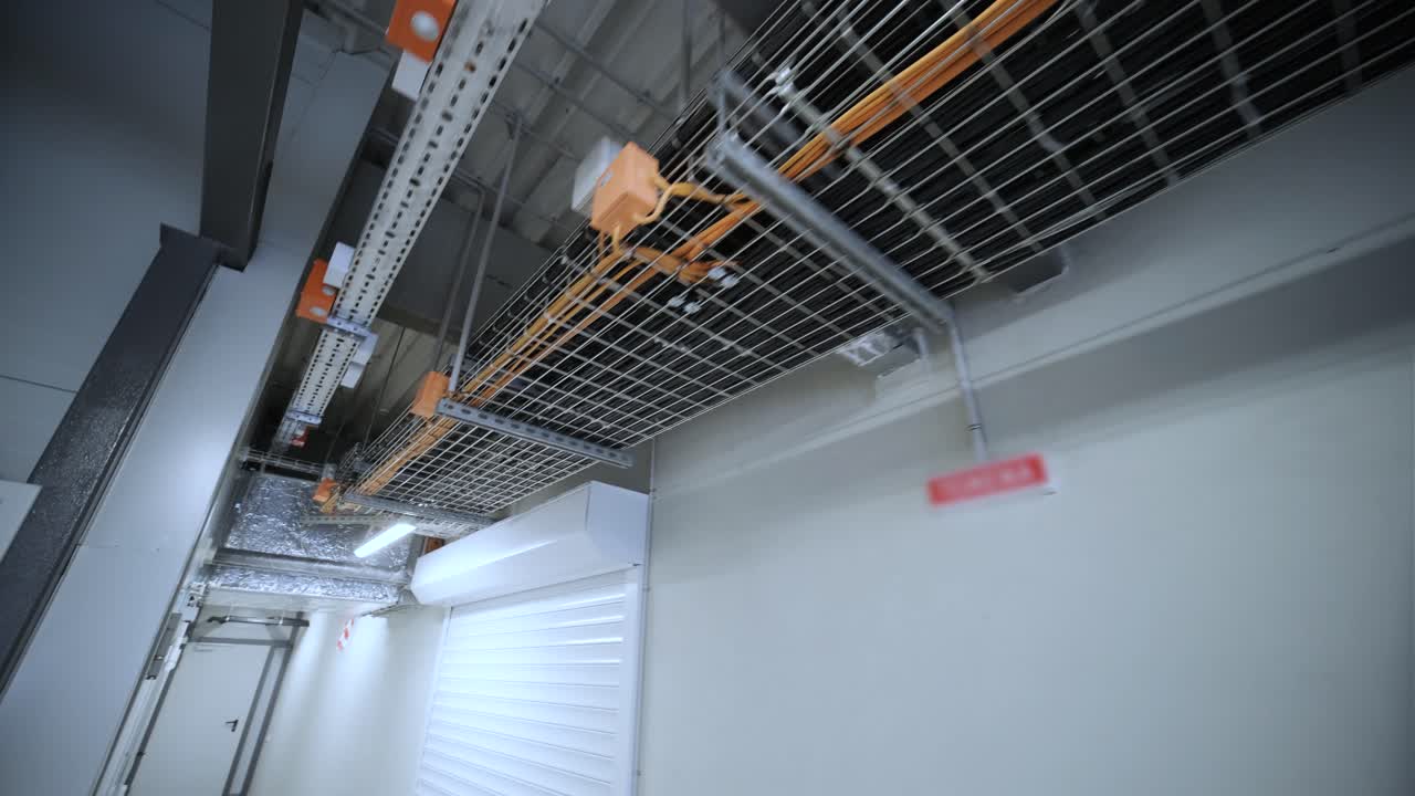 tubo en el fondo de la pared, tubo para el sistema de agua y el sistema eléctrico en la pared de hormigón blanco de la textura del edificio fondo, línea horizontal