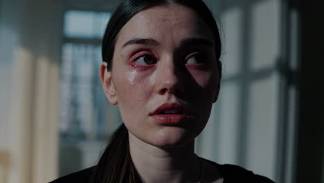 mujer que experimenta angustia emocional