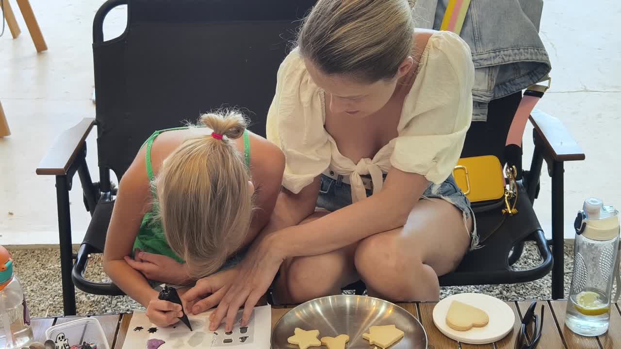 madre e hija decorando galletas