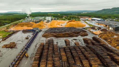 El-Hiperlapso-Aéreo-Sobre-Un-Almacén-De-Madera-Húmeda-Muestra-La-Actividad-Del-Cargador-De-Garfios