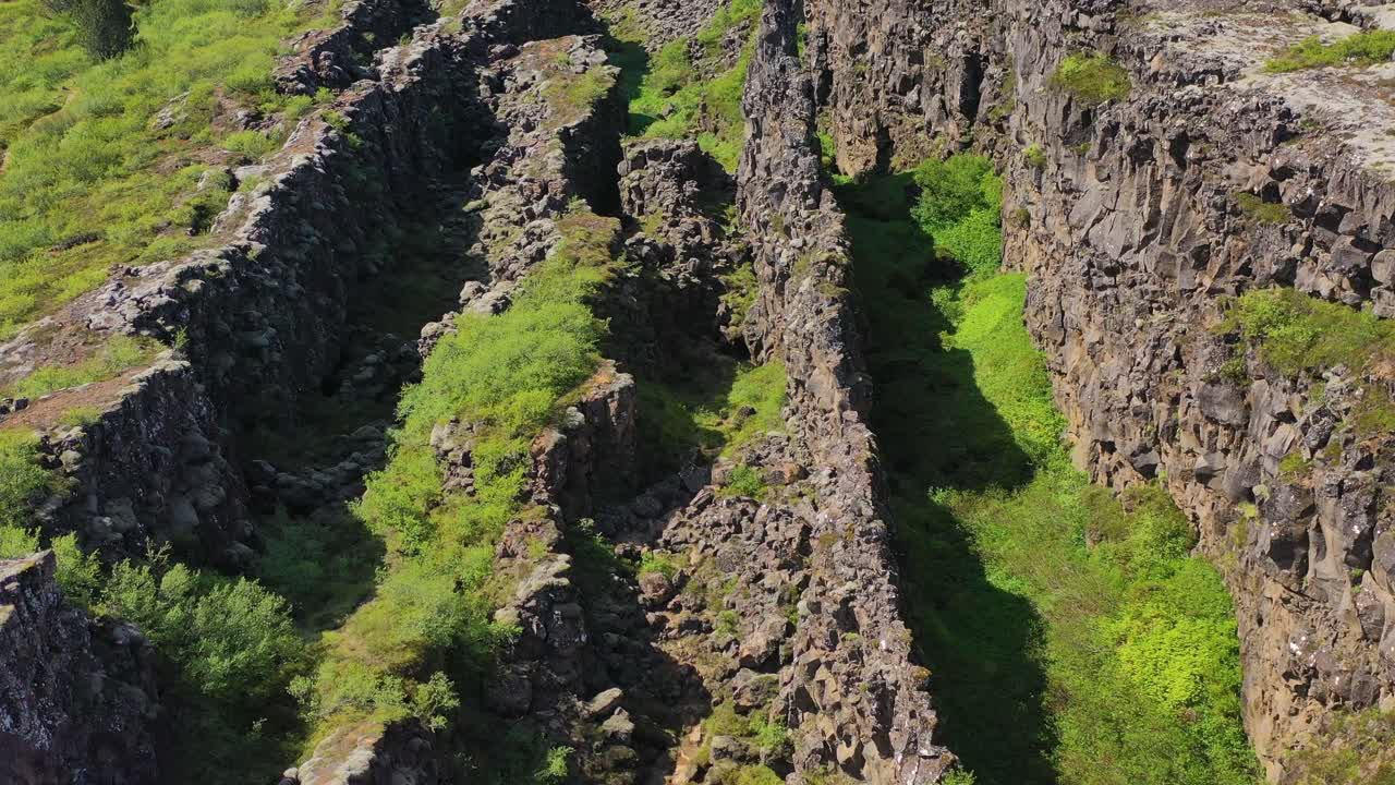 incline hacia arriba la antena sobre la placa tectónica de la dorsal atlántica media en thingvellir islandia 1