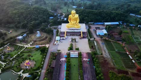 Vista-Aérea-De-Arriba-Hacia-Abajo-De-4k-De-La-Estatua-Dorada-De-Luang-Pu-Thuat-Al-Amanecer