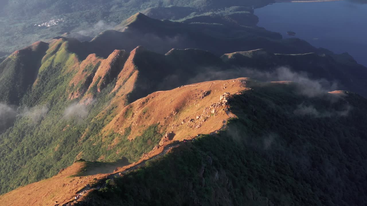 Paesaggio suggestivo sull'isola di Lantau a Hong Kong, alba in 4K
