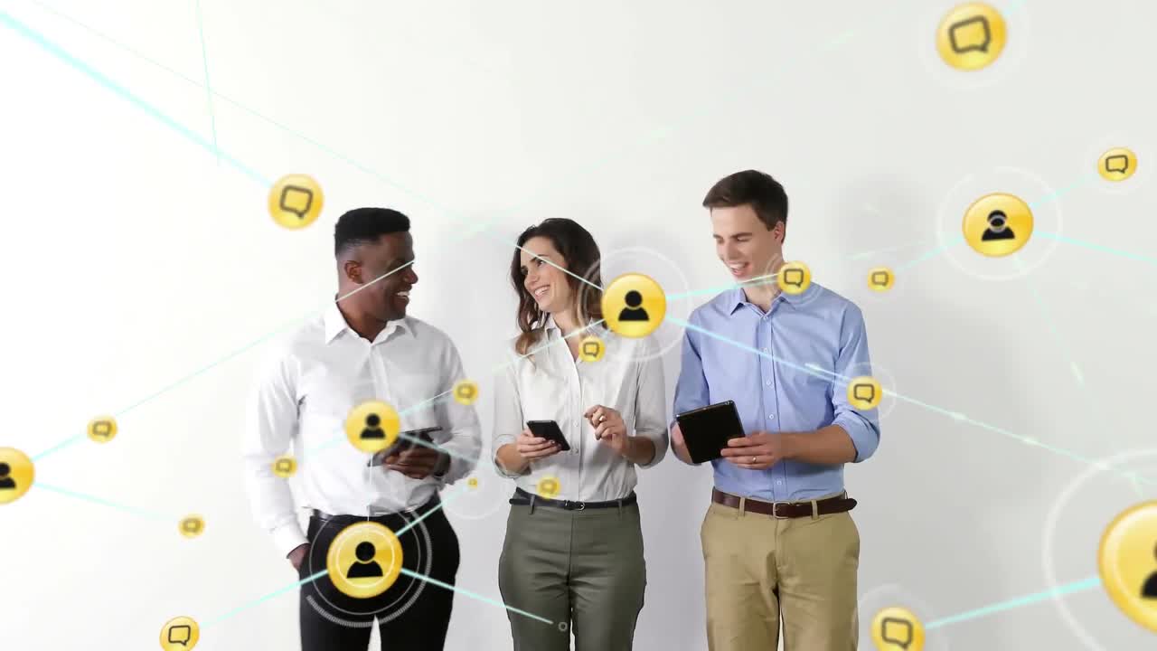 de iconos de conexión de red contra colegas de oficina que usan dispositivos electrónicos