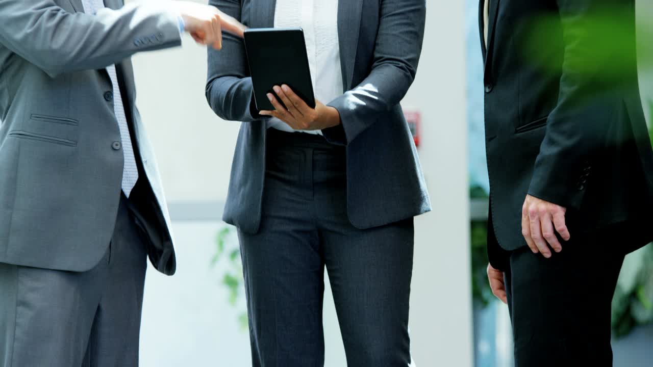 태블릿 기술을 사용하는 다민족 비즈니스 금융 팀