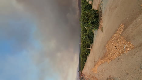 vista de un incendio forestal destructivo junto a la carretera, evacuación del área del incendio, desastre natural