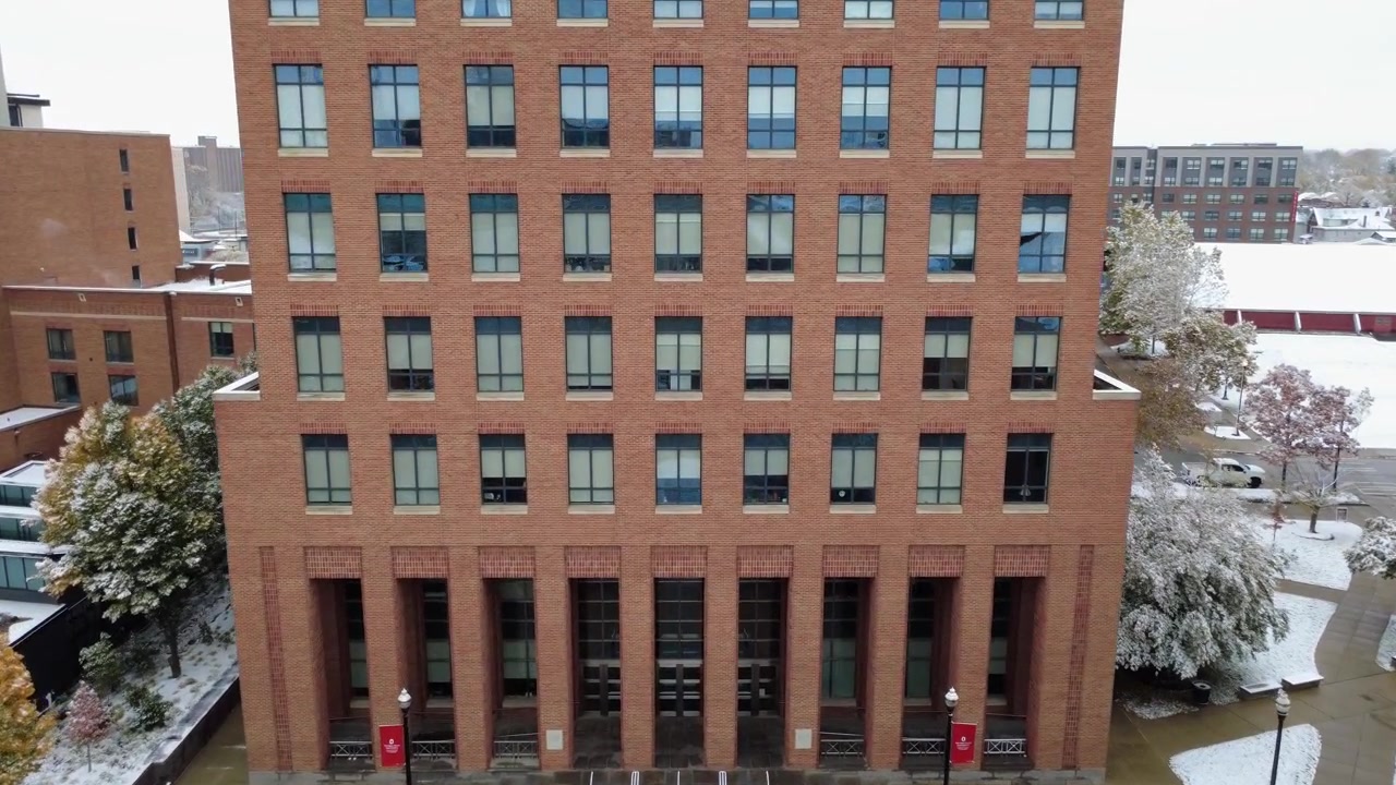Imagem de drone da Fisher College of Business na Ohio State University em Columbus, Ohio, coberta de neve.