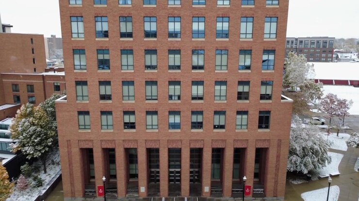 Ripresa con drone del Fisher College of Business presso l'Ohio State University a Columbus, Ohio, coperto di neve.