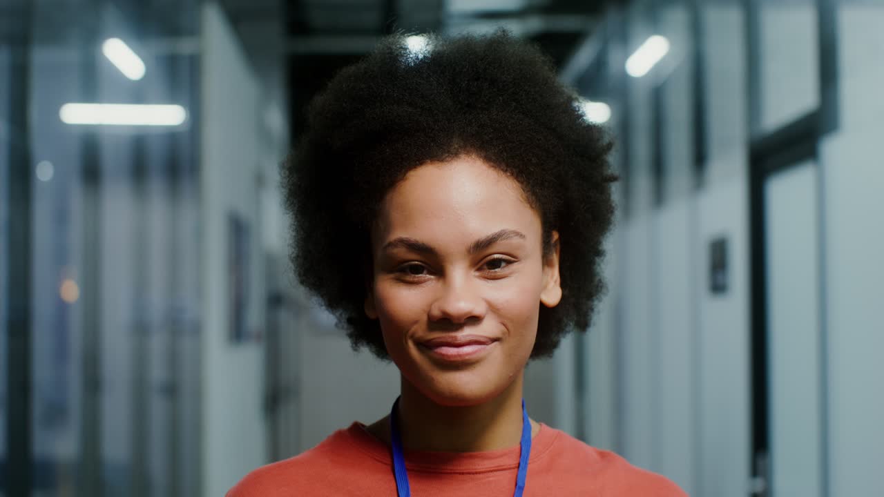 retrato de una mujer en un corredor de oficina moderno