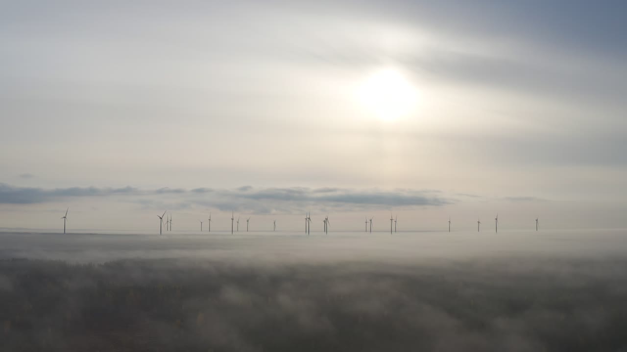 낮 동안 풍력 발전소 풍경의 탁 트인 전망, 핀란드 풍력 터빈 분야의 드론 샷