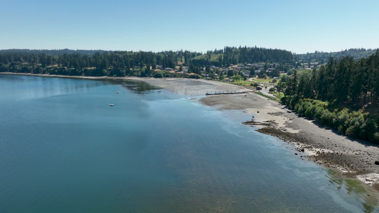 vista de drones de la costa de la isla whidbey en un cálido día de verano