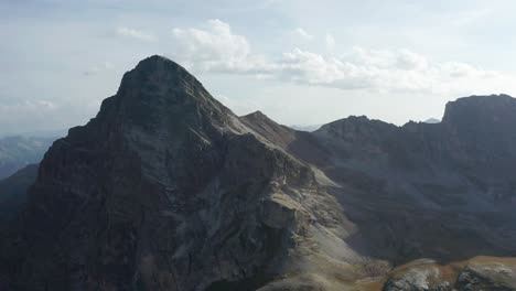 Vista-Aérea-De-Las-Montañas-En-Italia