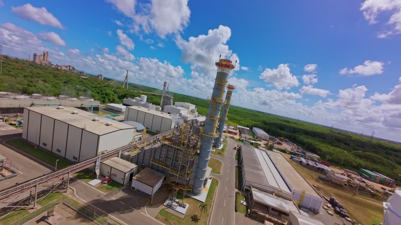 Sorvolo con drone di una nuova centrale elettrica a San Pedro de Macorís, Repubblica Dominicana. Ripresa FPV