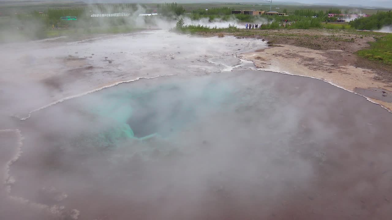 una piscina de agua hirviendo en una región geotérmica de islandia cerca del géiser strokkur