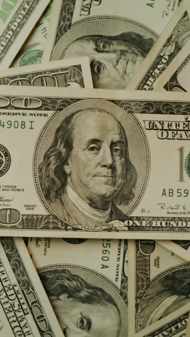 una pila de nosotros, billetes de cien dólares.