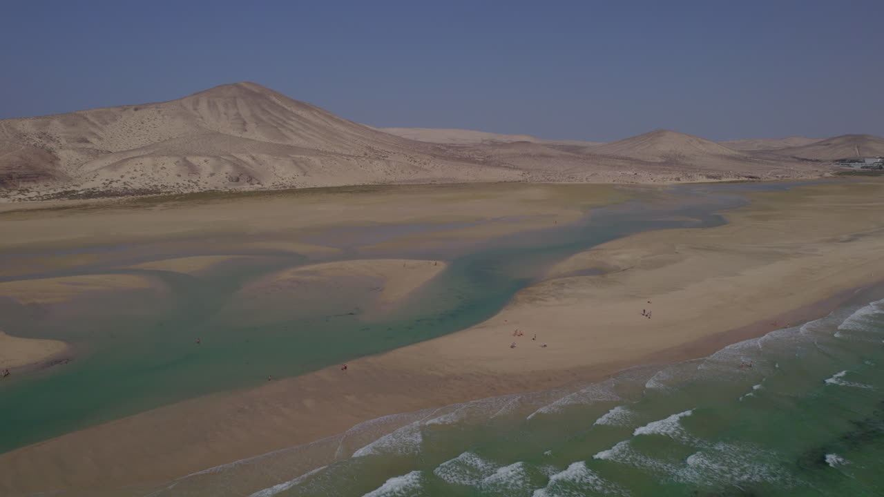 Spiaggia di Sotavento, Fuerteventura: vista aerea in orbita della fantastica spiaggia in una giornata di sole