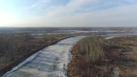 vista aérea de un río congelado en invierno