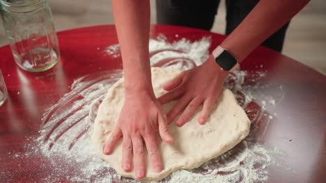 estirar la masa para hacer albóndigas caseras