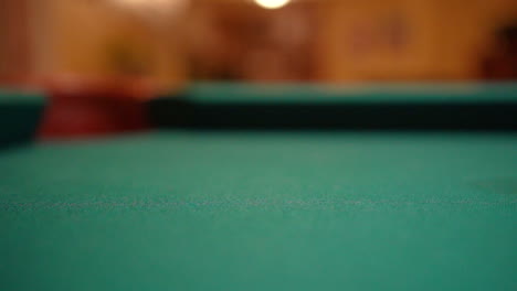 Billard-In-Zeitlupe-Solide-Gelb-1-Kugel-In-Ecktasche-Auf-Billardtisch-Mit-Grünem-Filz-Und-Braunen-Taschen-Geschossen,-Wobei-Die-Spielkugel-Aus-Dem-Rahmen-Gleitet,-Niedriger-Winkel,-Nahaufnahme-Mit-Roten,-Sich-Drehenden-Punkten