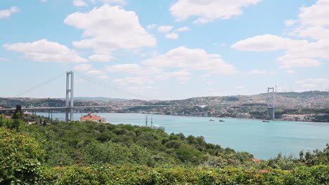 Paisaje-Urbano-Del-Bósforo-Con-El-Mar-De-Marmara-Y-El-Icónico-Puente-De-La-Ciudad-De-Estambul-Entre-Los-Continentes-De-Asia-Y-Europa-Bajo-Un-Cielo-Azul-Nublado