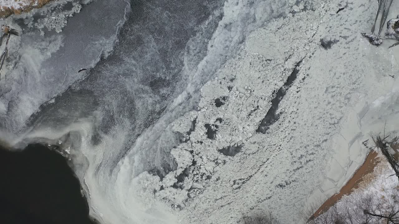 vista aérea del río congelado