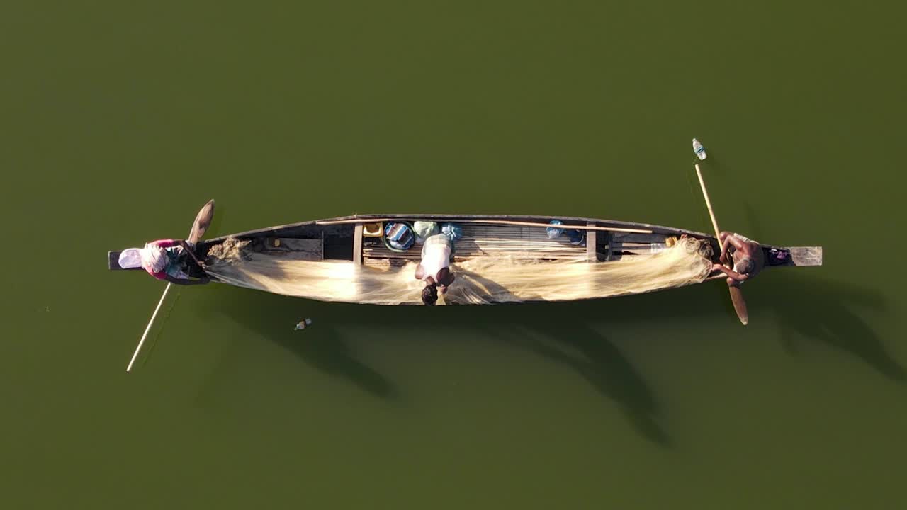 impresionantes imágenes aéreas de pescadores pescando con redes en un río verde, mostrando la industria, la tradición y los medios de vida sostenibles
