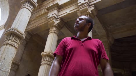 Hombre-Explorando-La-Mezquita-Nagina-También-Conocida-Como-Nagina-Masjid,-Champaner,-Gujarat